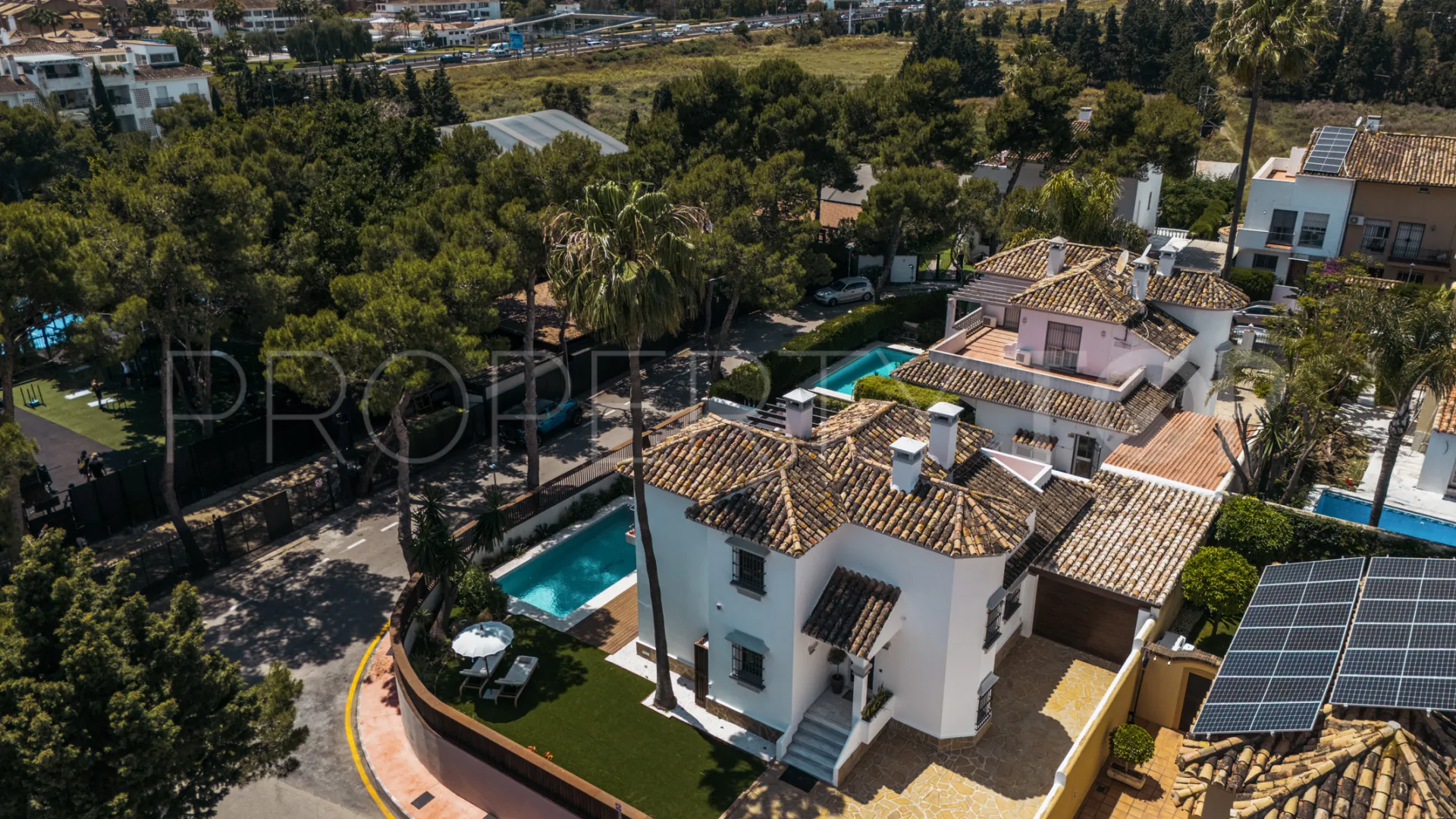 Buy villa with 6 bedrooms in Altos del Rodeo