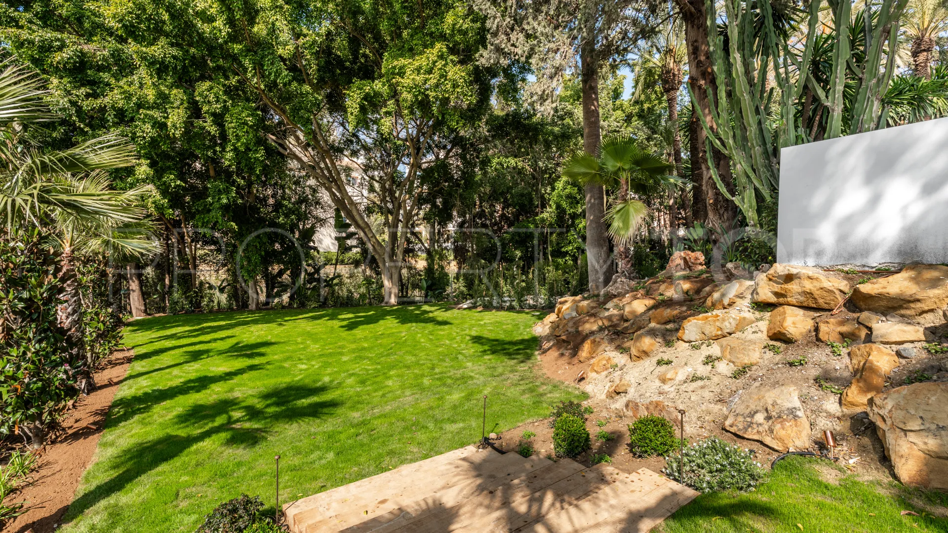 Buy villa in Las Brisas with 5 bedrooms