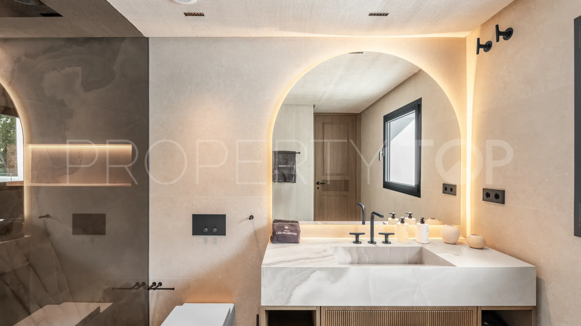 Buy villa in Las Brisas with 5 bedrooms