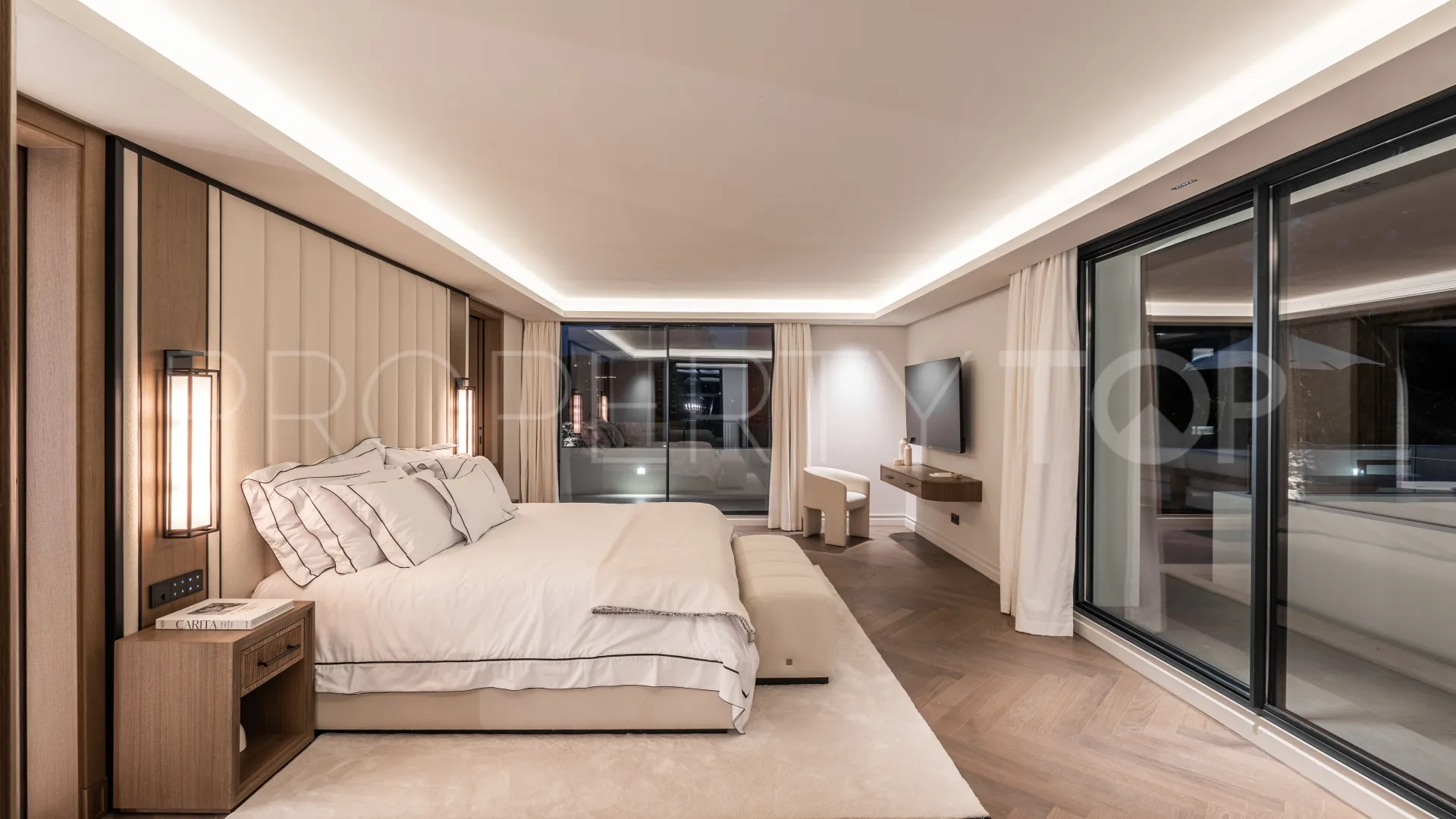 Buy villa in Las Brisas with 5 bedrooms