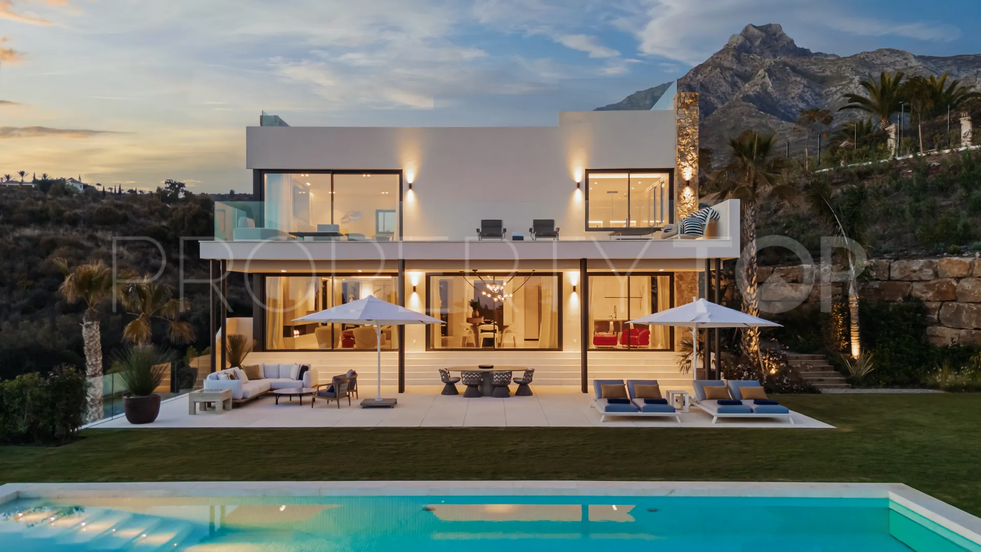 For sale 5 bedrooms villa in Marbella Golden Mile