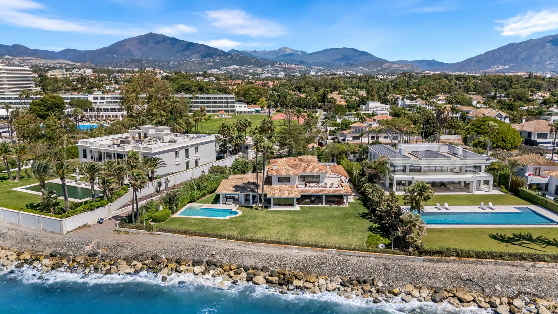 Comprar villa en Guadalmina Baja con 9 dormitorios