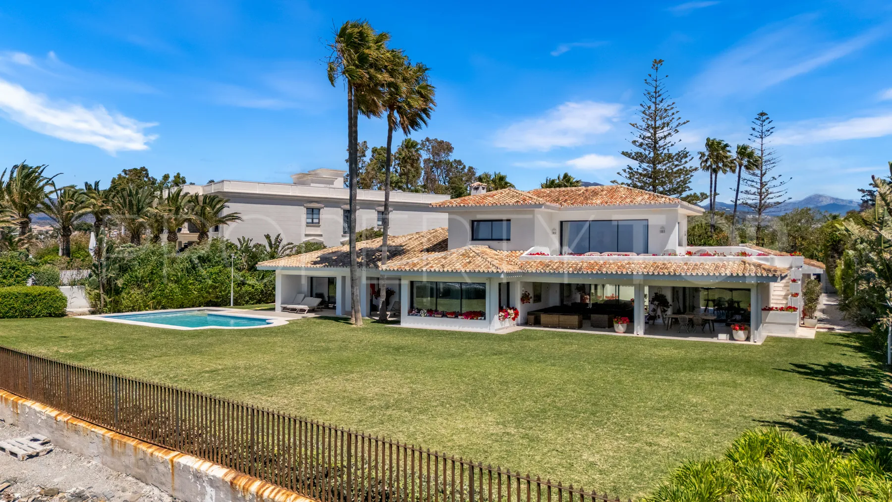 Comprar villa en Guadalmina Baja con 9 dormitorios