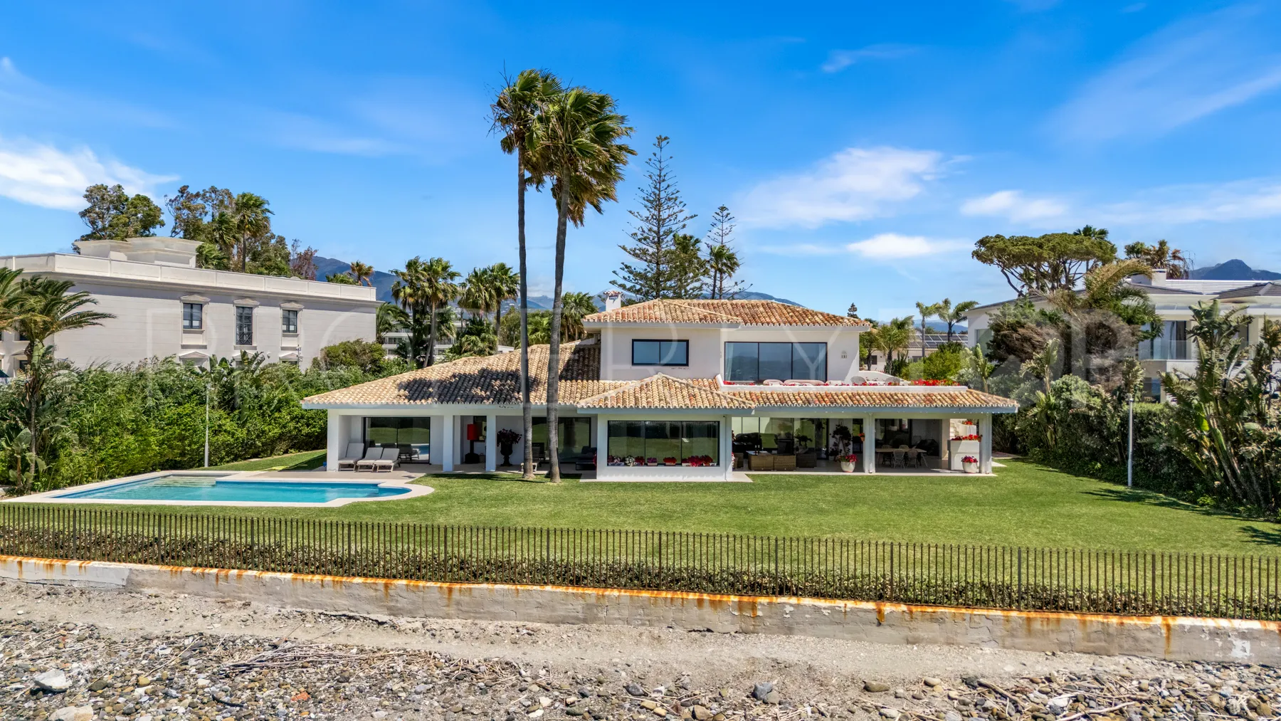 Comprar villa en Guadalmina Baja con 9 dormitorios