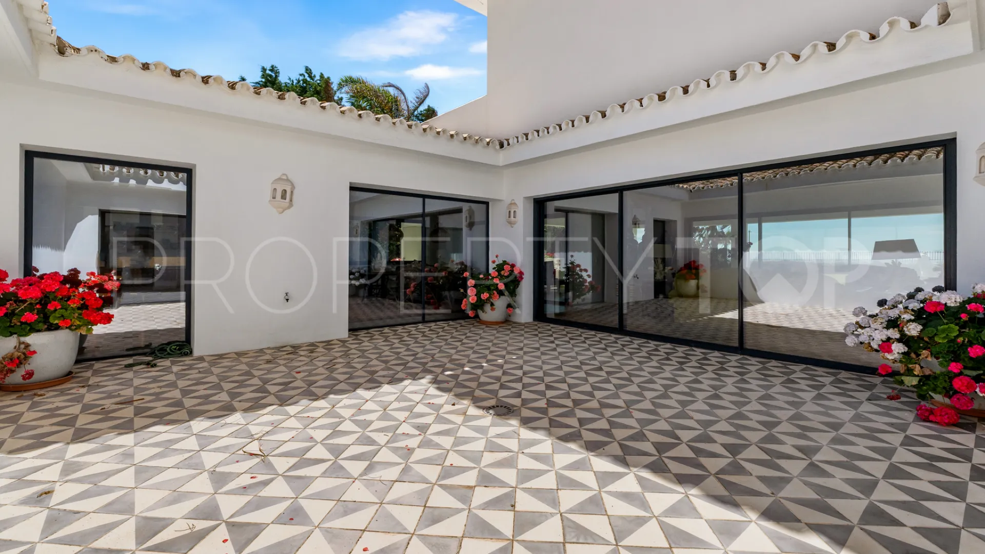 Comprar villa en Guadalmina Baja con 9 dormitorios