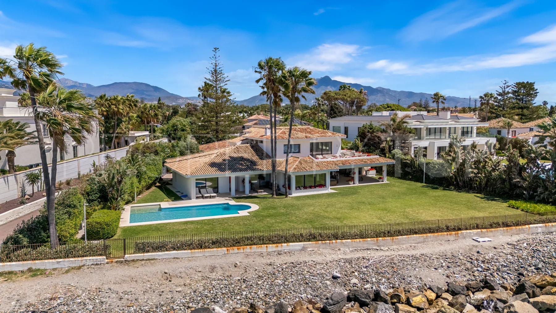 Comprar villa en Guadalmina Baja con 9 dormitorios