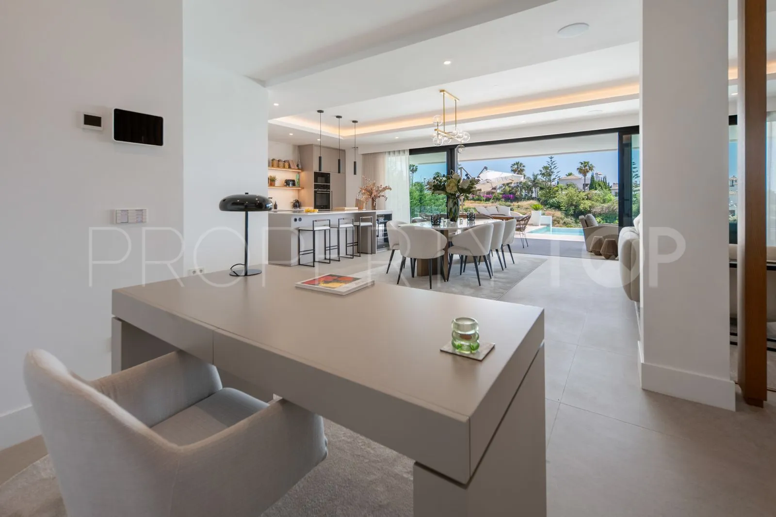 Estepona Este, villa en venta con 6 dormitorios