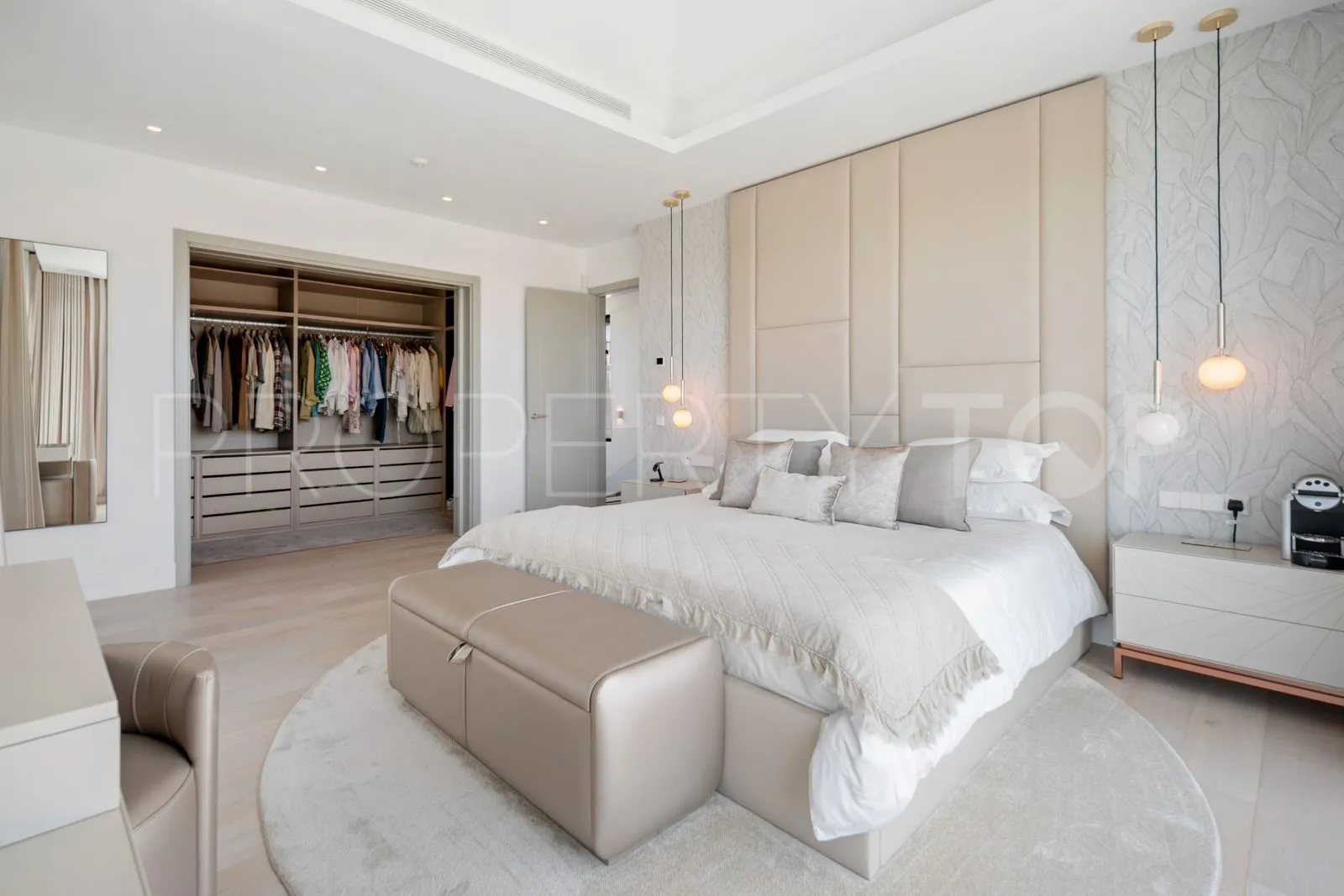 Estepona Este, villa en venta con 6 dormitorios