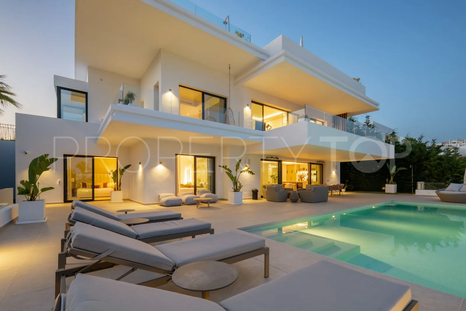 Estepona Este, villa en venta con 6 dormitorios