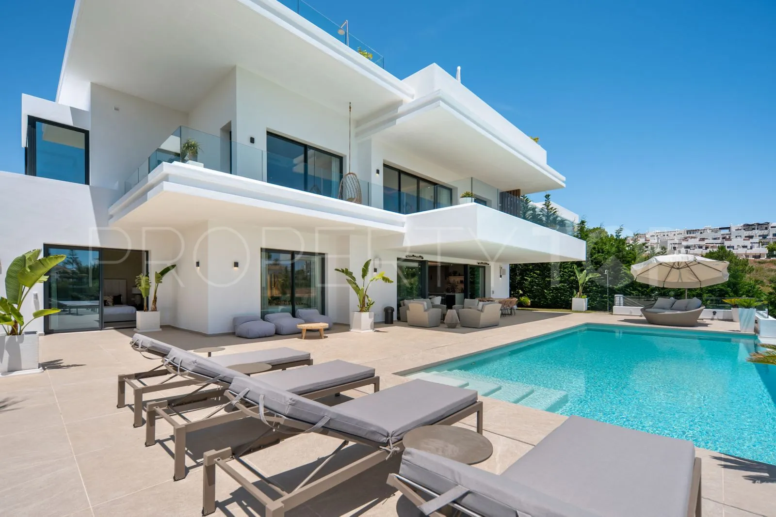 Estepona Este, villa en venta con 6 dormitorios