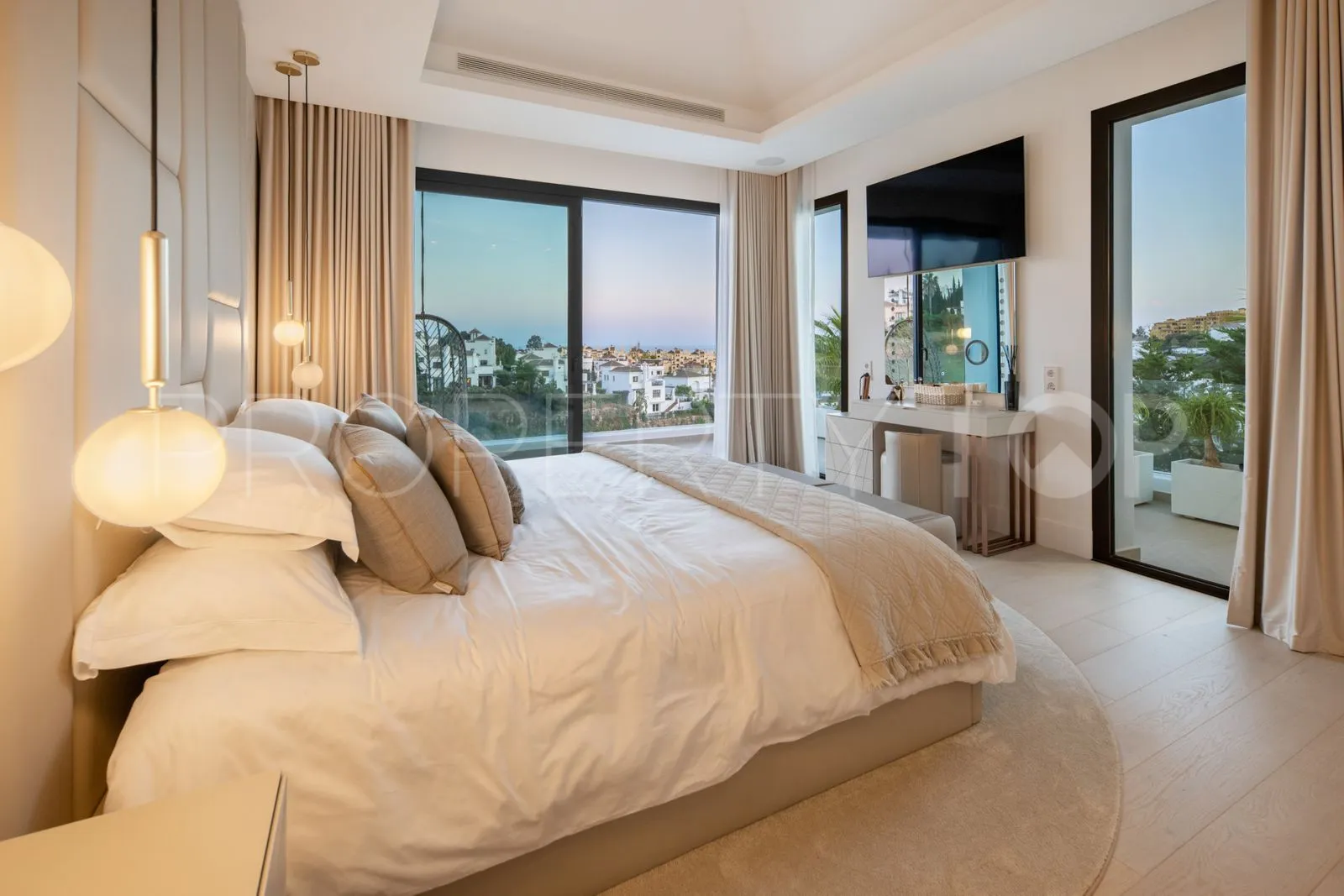 Estepona Este, villa en venta con 6 dormitorios