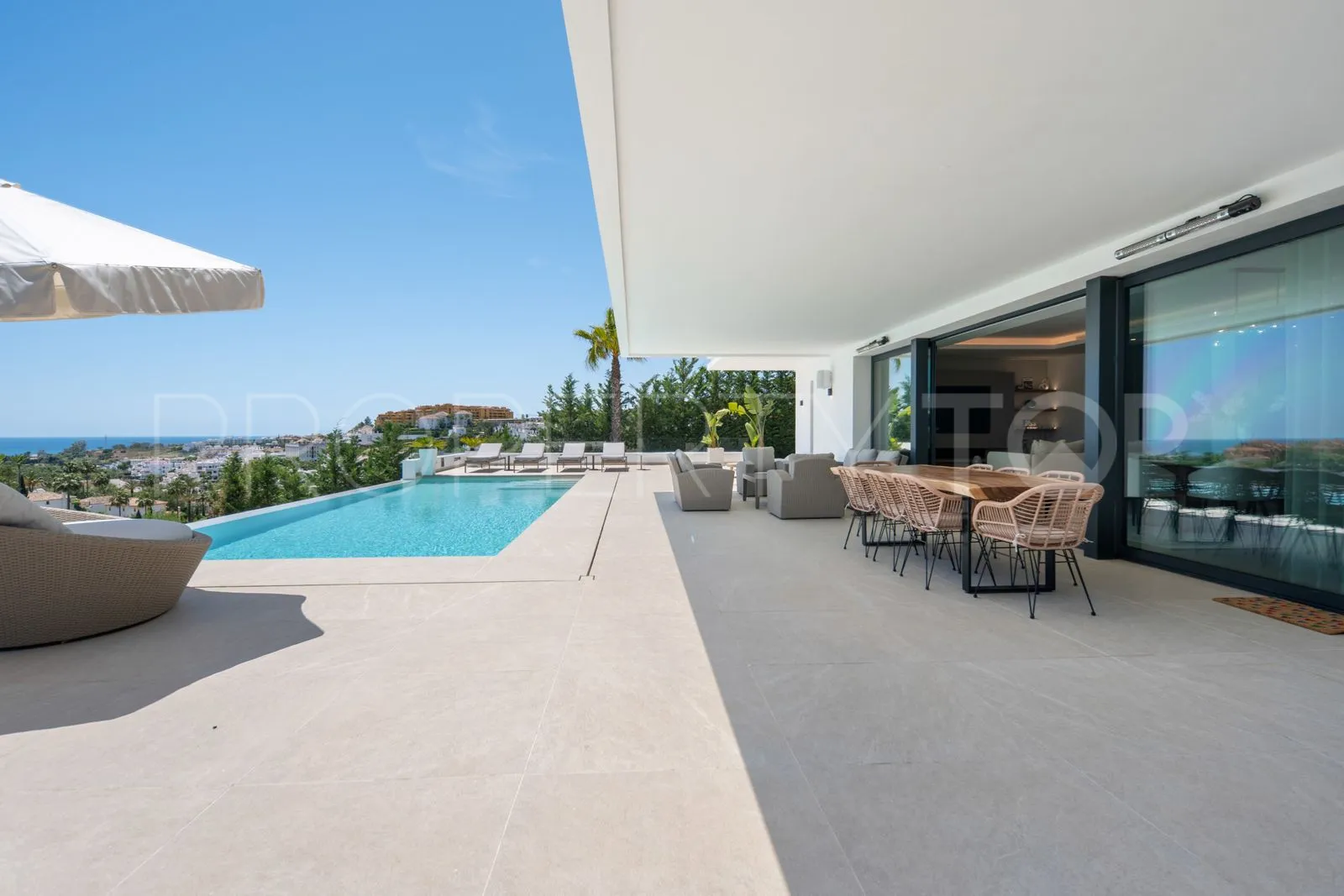 Estepona Este, villa en venta con 6 dormitorios