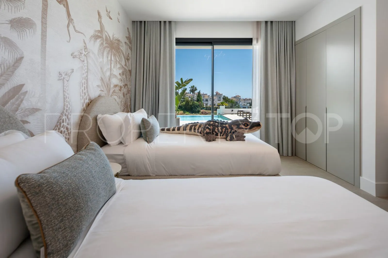 Estepona Este, villa en venta con 6 dormitorios