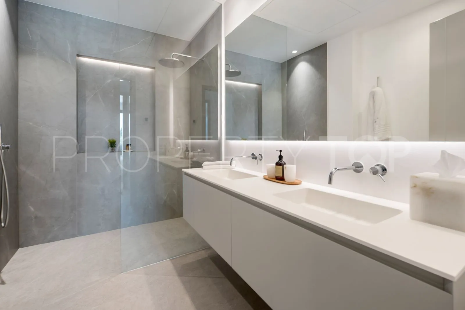 Estepona Este, villa en venta con 6 dormitorios