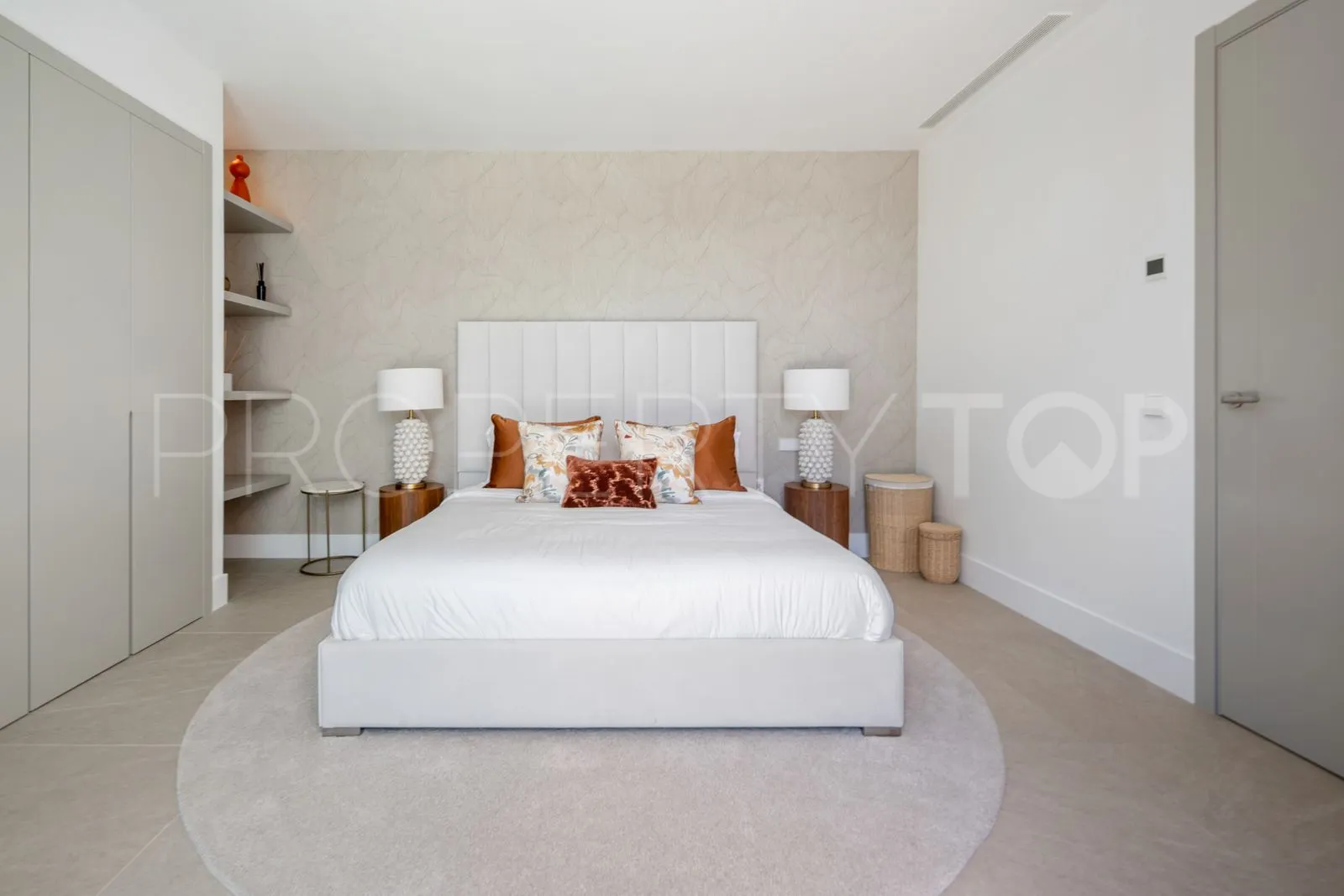 Estepona Este, villa en venta con 6 dormitorios