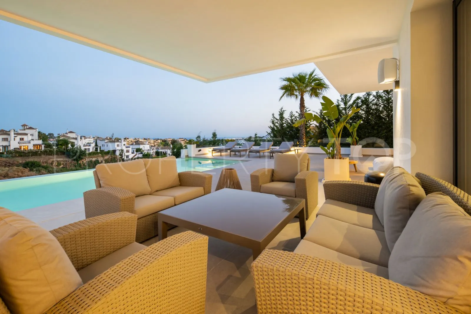 Estepona Este, villa en venta con 6 dormitorios
