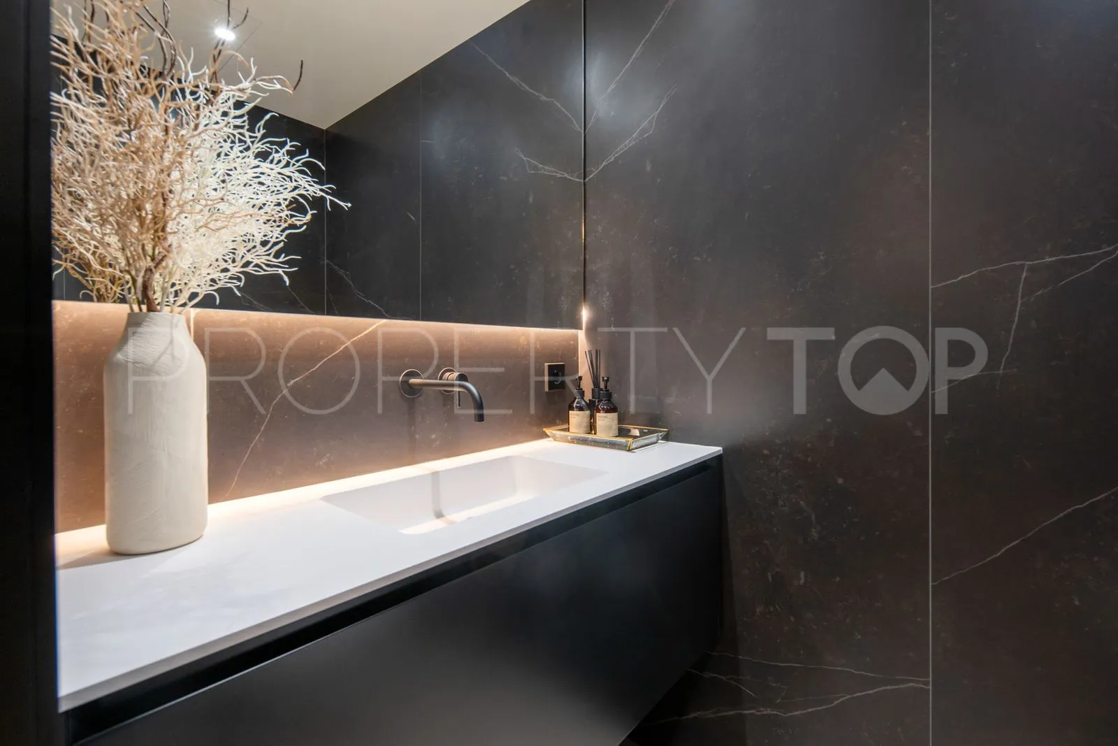 Estepona Este, villa en venta con 6 dormitorios