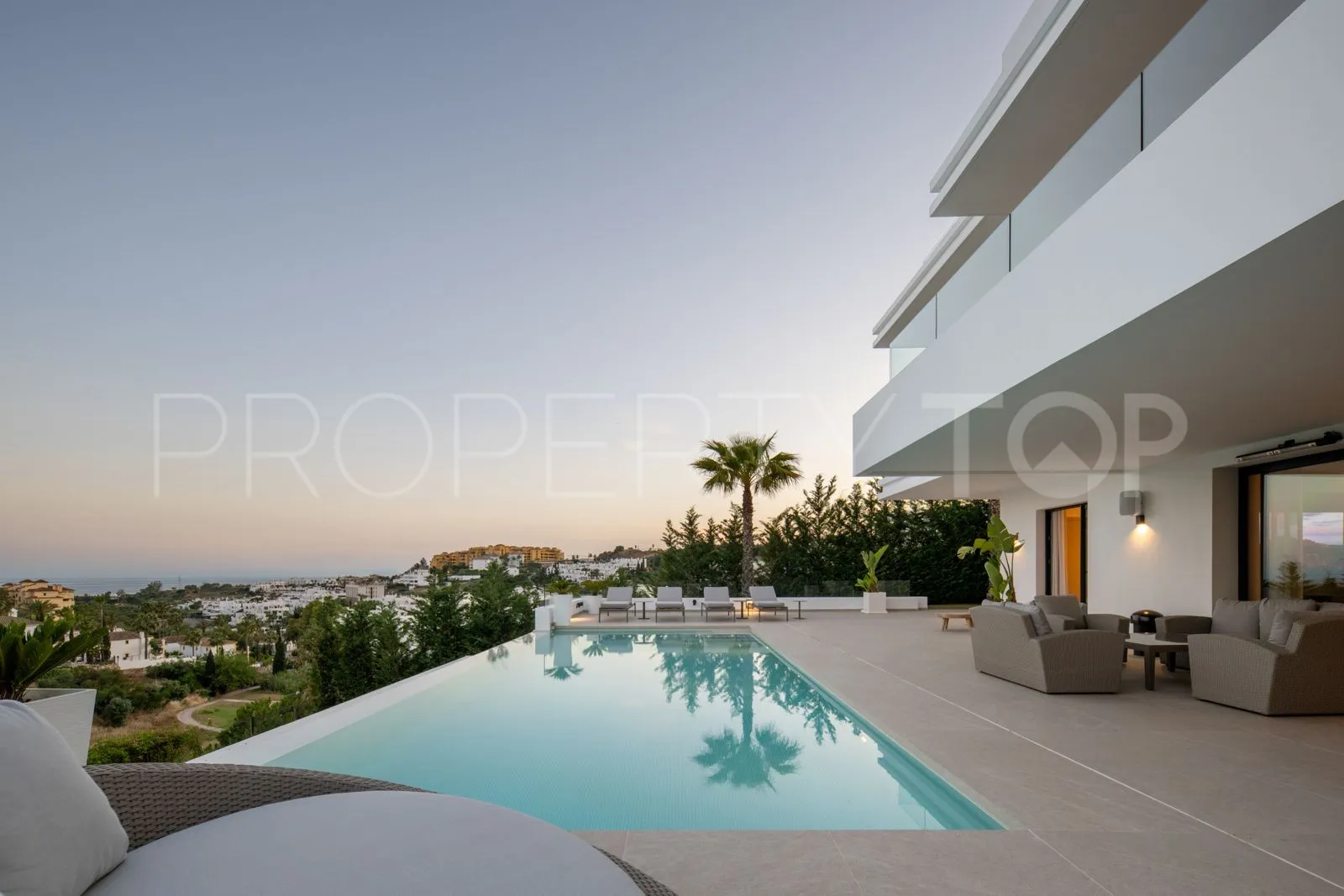 Estepona Este, villa en venta con 6 dormitorios