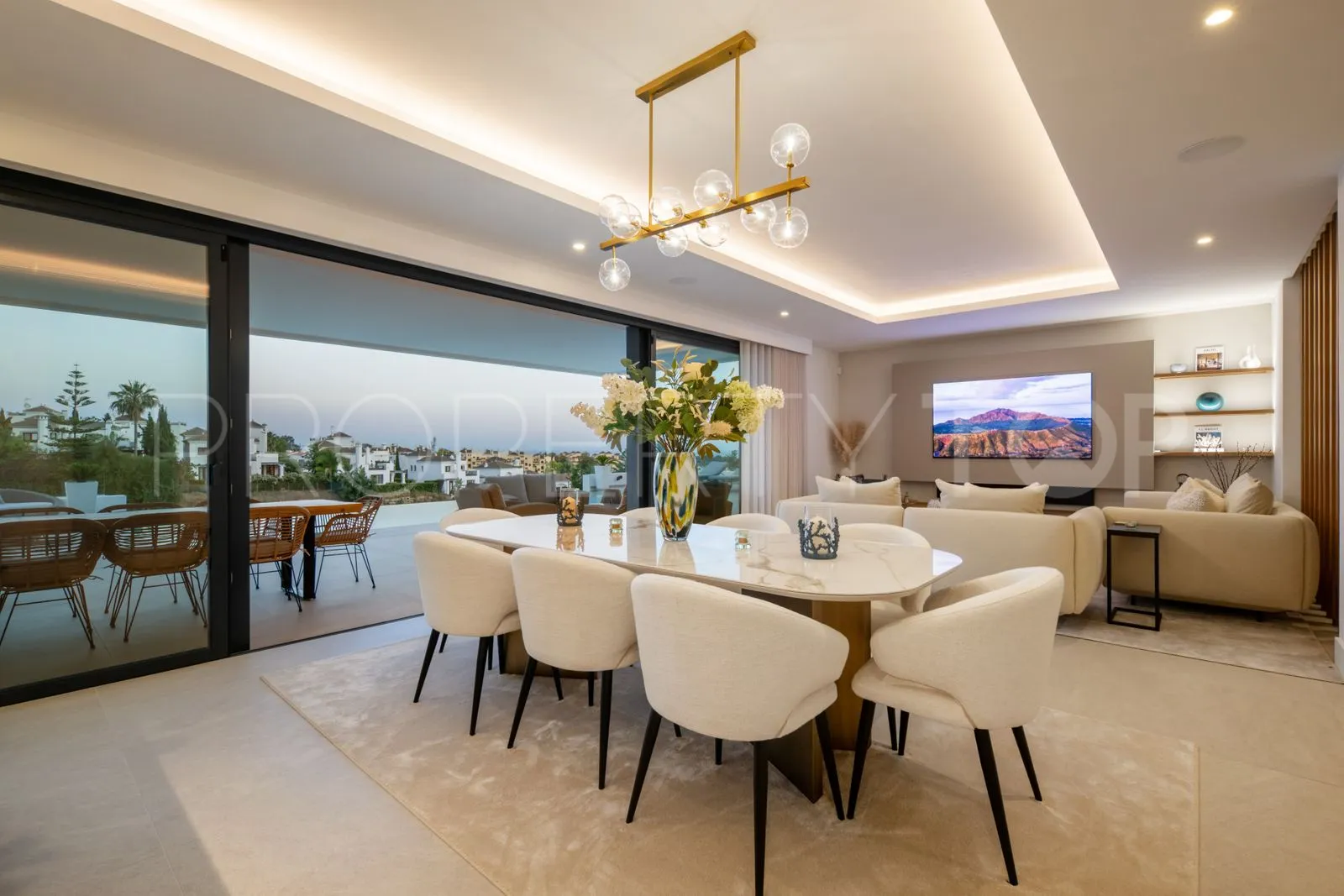 Estepona Este, villa en venta con 6 dormitorios