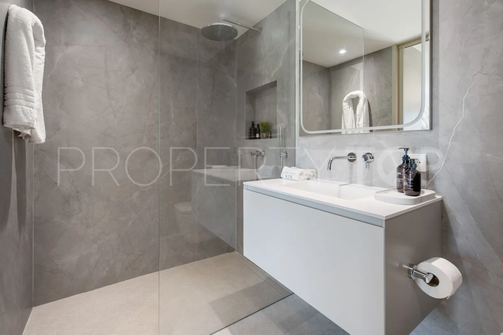 Estepona Este, villa en venta con 6 dormitorios