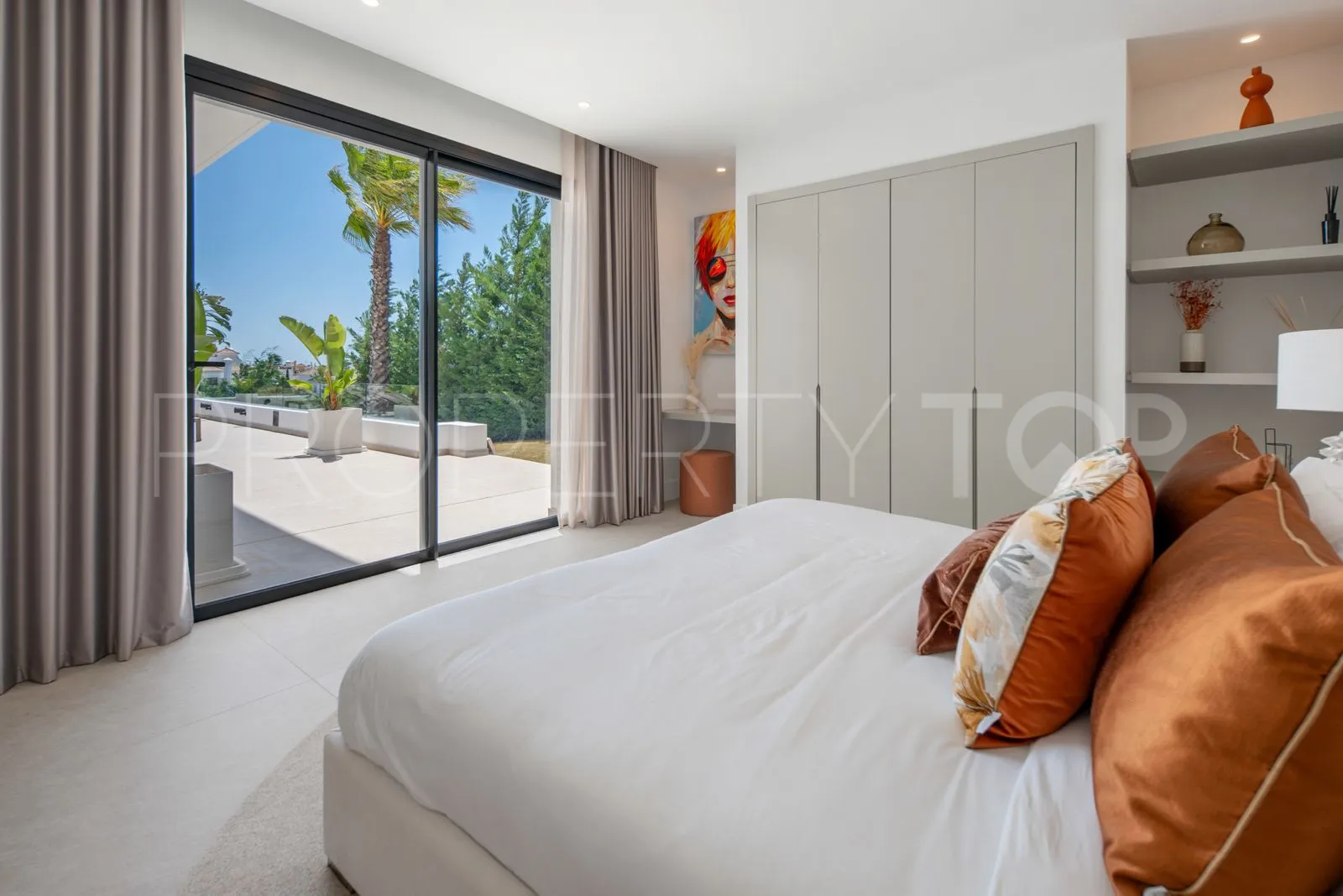 Estepona Este, villa en venta con 6 dormitorios