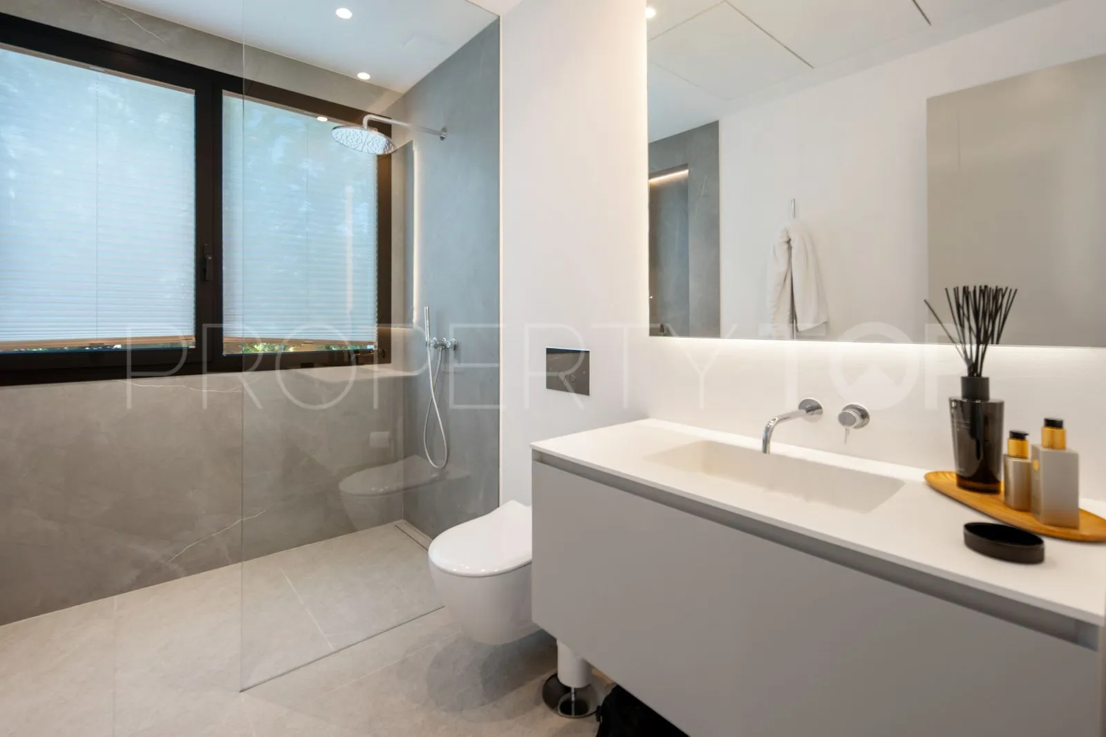 Estepona Este, villa en venta con 6 dormitorios