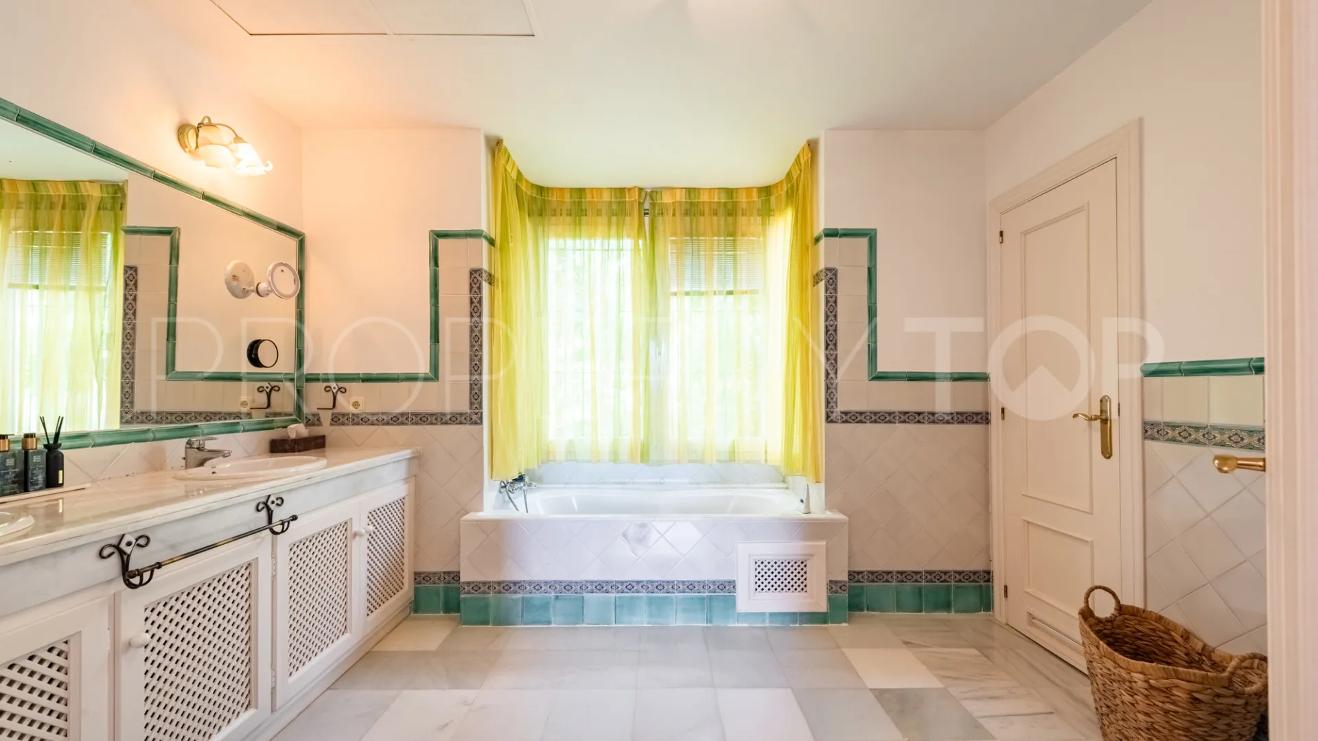 5 bedrooms villa in Bahia de Casares for sale