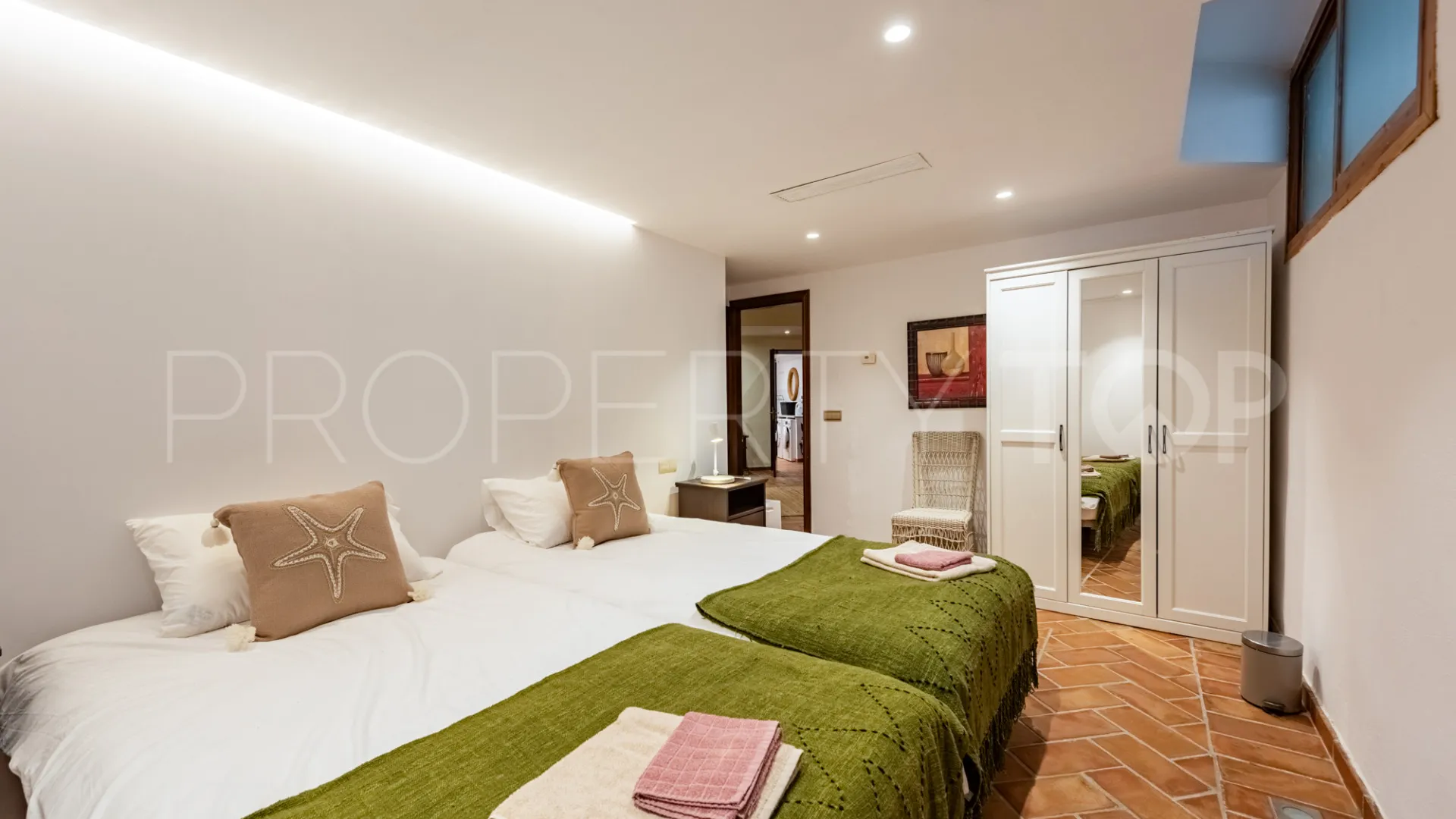 5 bedrooms villa in Bahia de Casares for sale