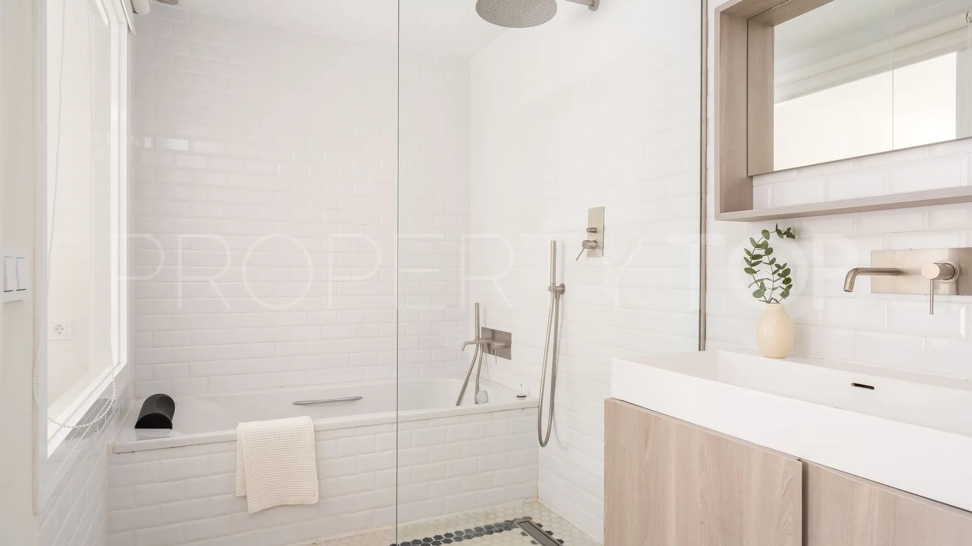 Villa for sale in Los Naranjos Hill Club with 5 bedrooms
