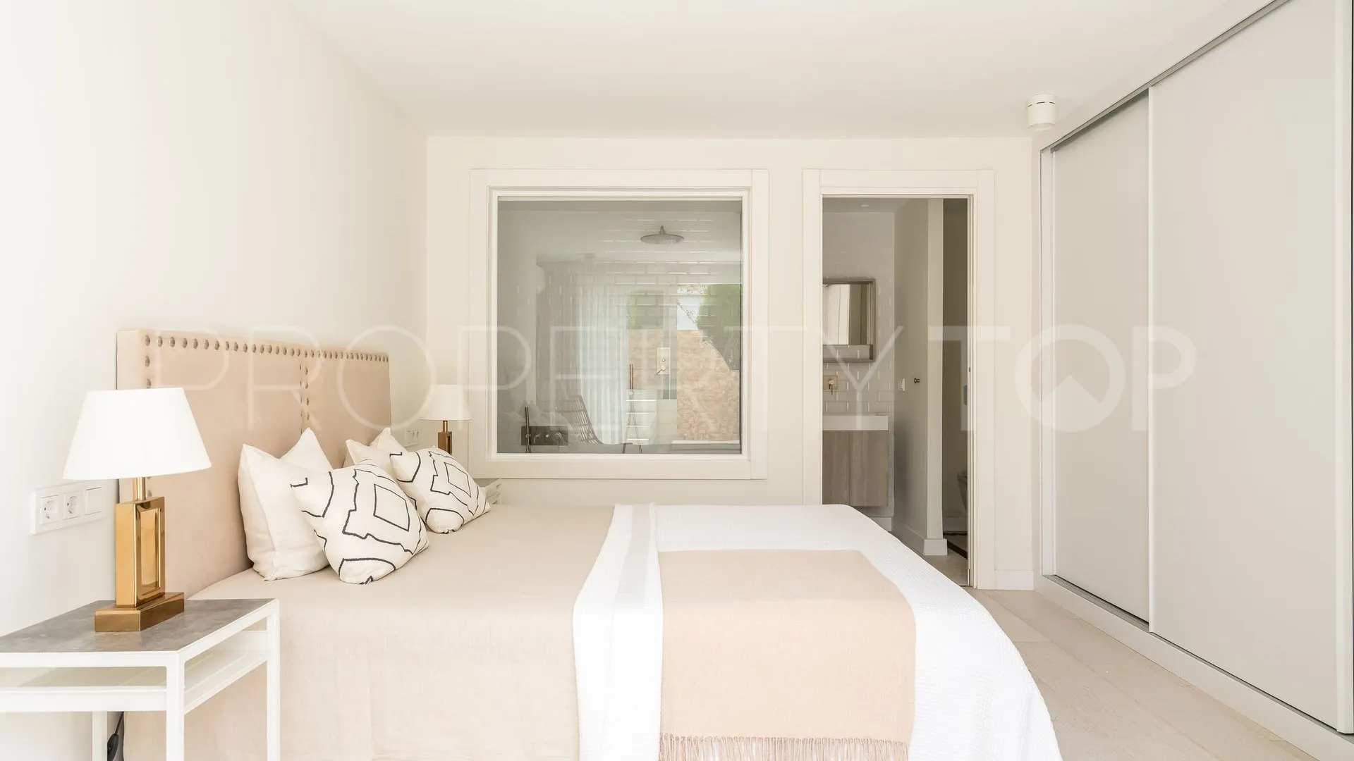 Villa for sale in Los Naranjos Hill Club with 5 bedrooms