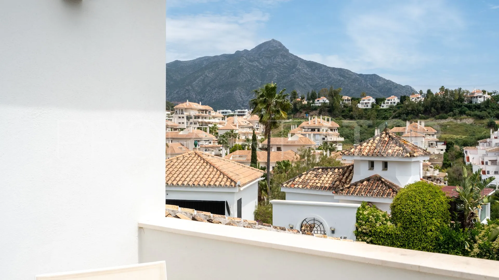 Villa for sale in Los Naranjos Hill Club with 5 bedrooms