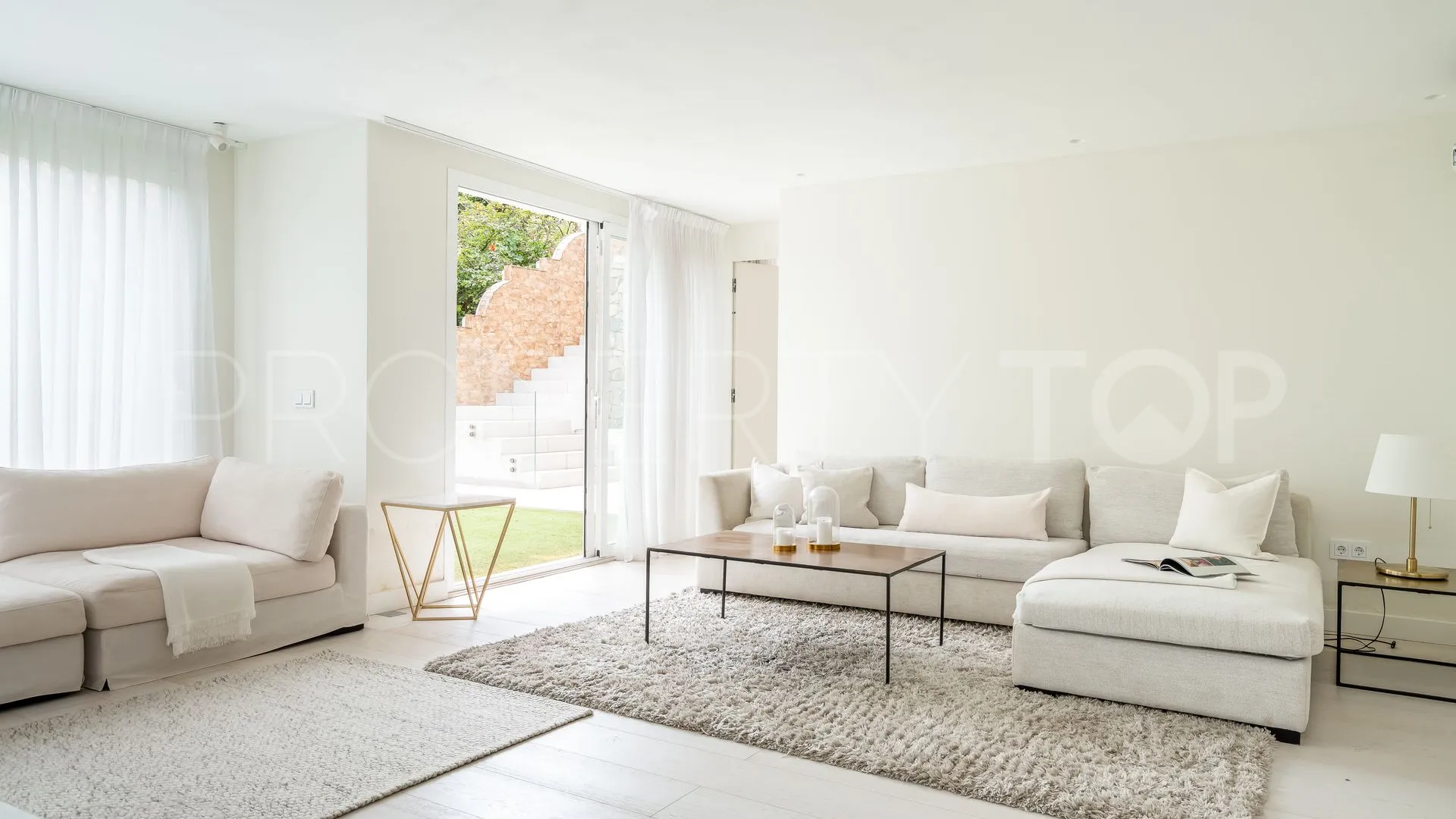 Villa for sale in Los Naranjos Hill Club with 5 bedrooms