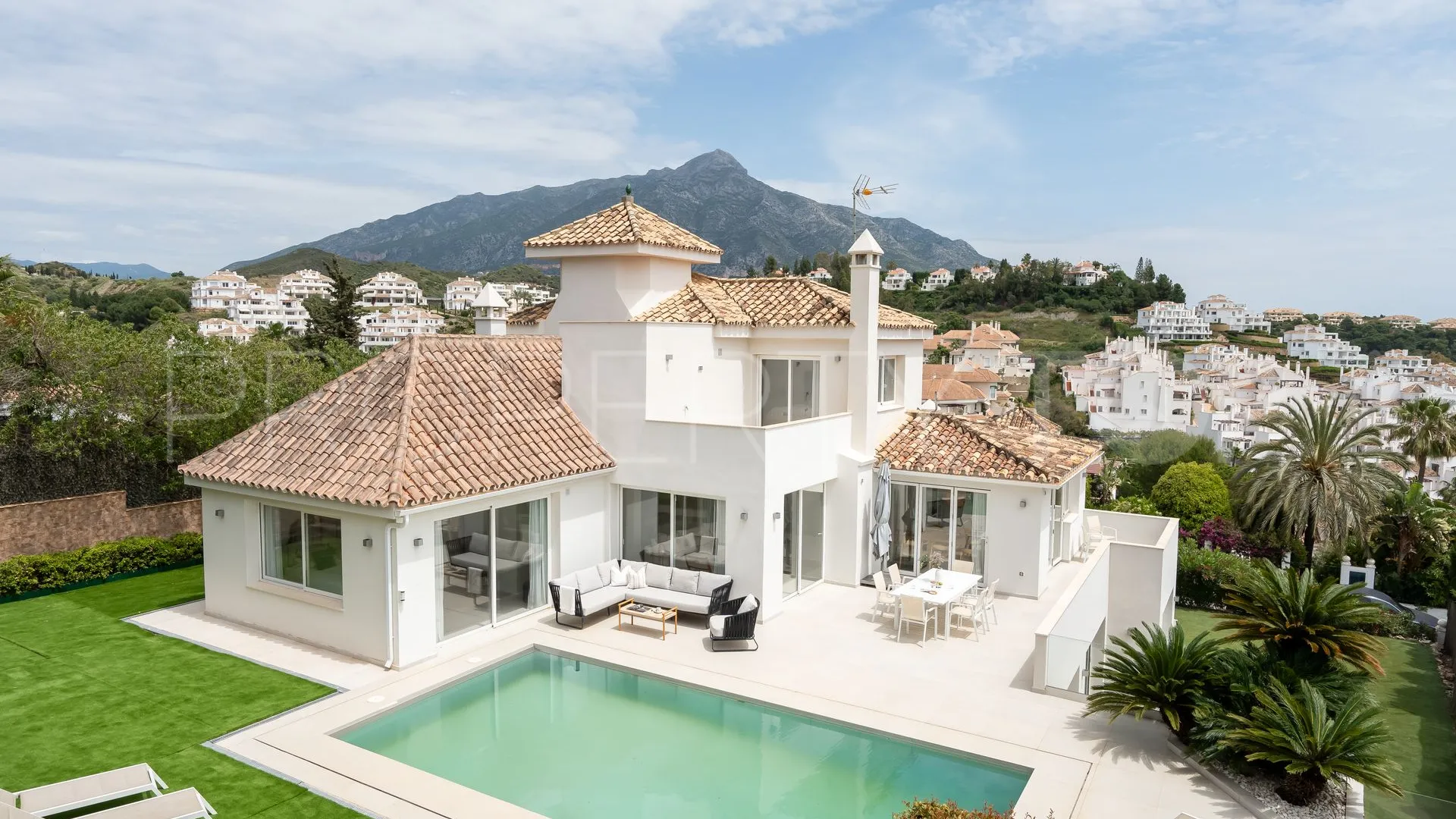 Villa for sale in Los Naranjos Hill Club with 5 bedrooms