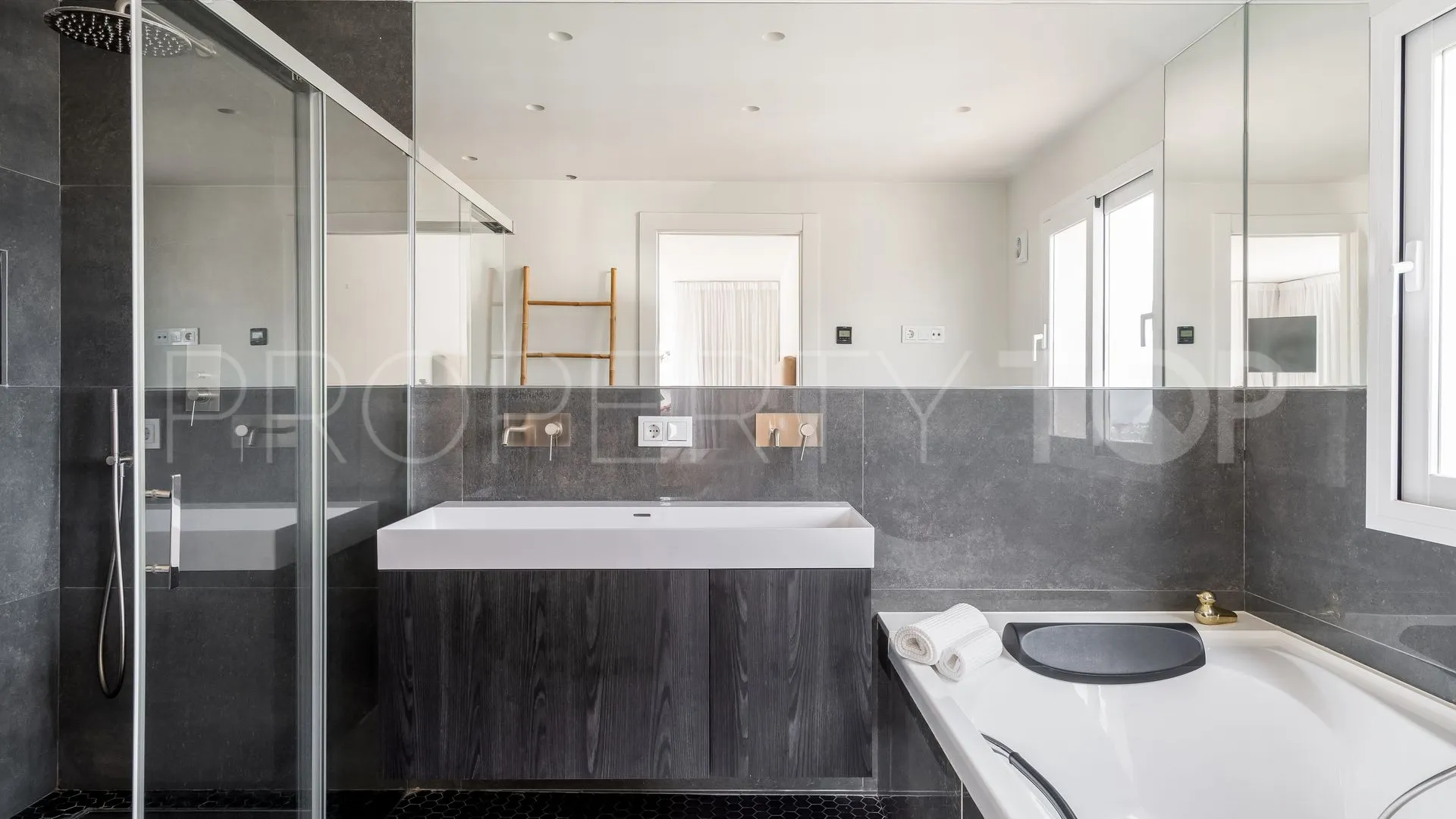 Villa for sale in Los Naranjos Hill Club with 5 bedrooms