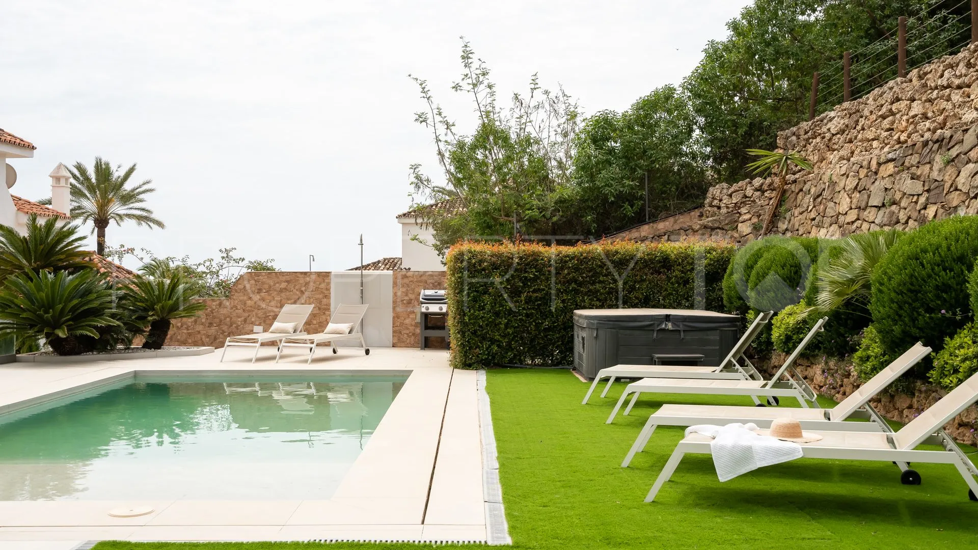 Villa for sale in Los Naranjos Hill Club with 5 bedrooms
