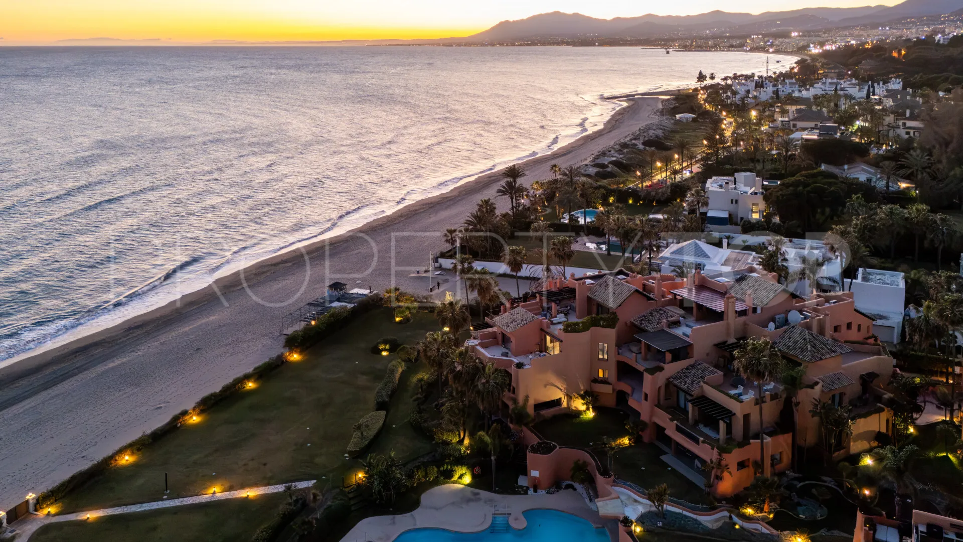 For sale duplex penthouse in Marbella East with 3 bedrooms
