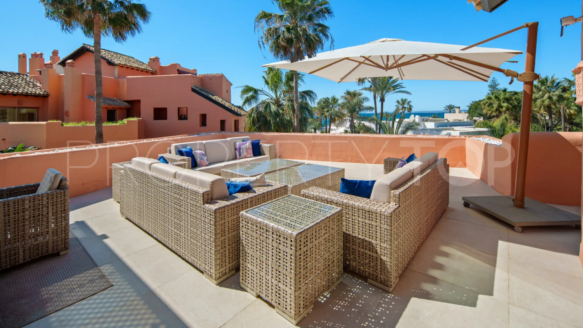 For sale duplex penthouse in Marbella East with 3 bedrooms