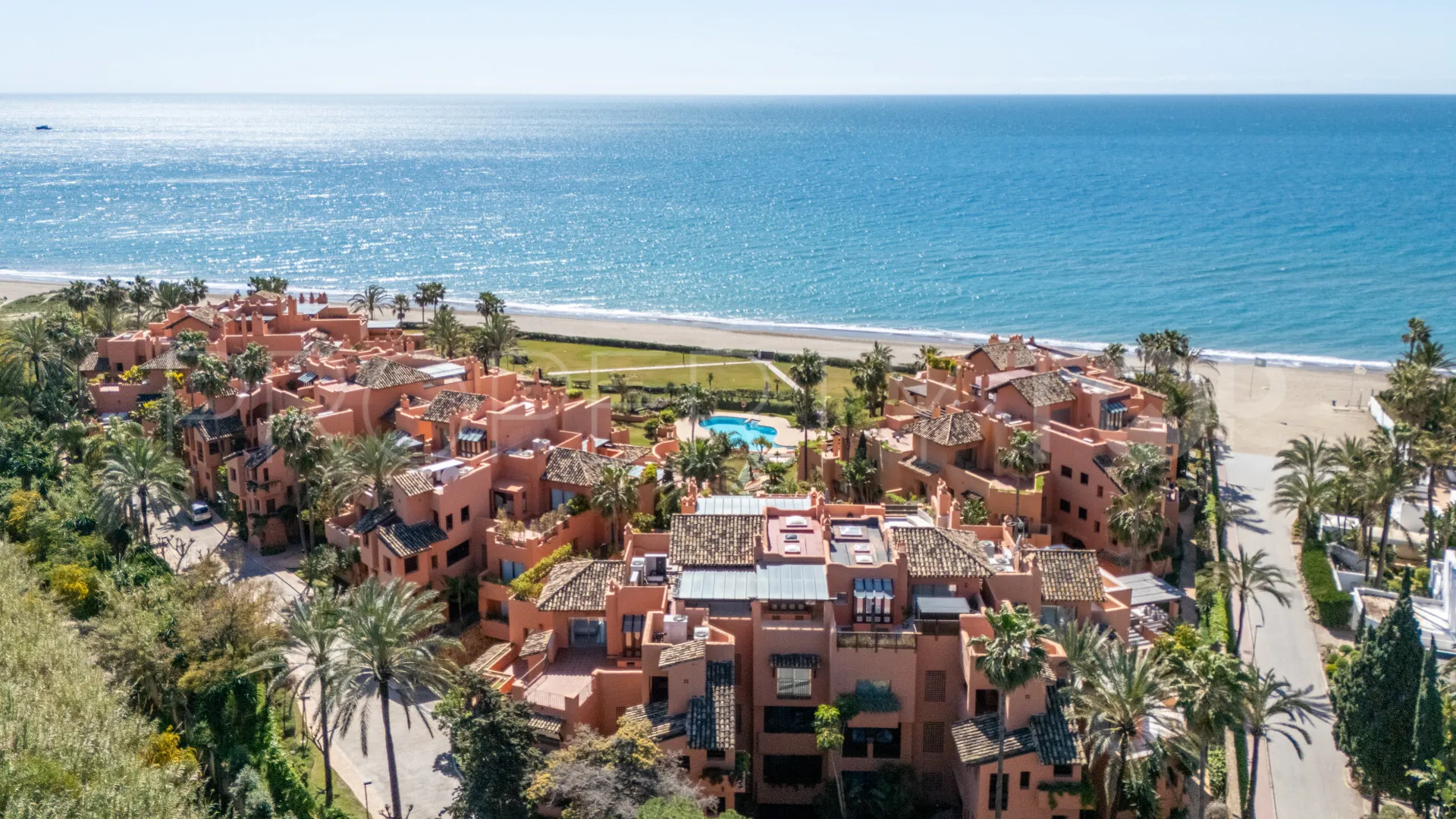 For sale duplex penthouse in Marbella East with 3 bedrooms