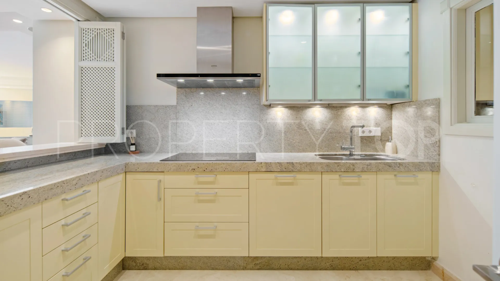 For sale duplex penthouse in Marbella East with 3 bedrooms