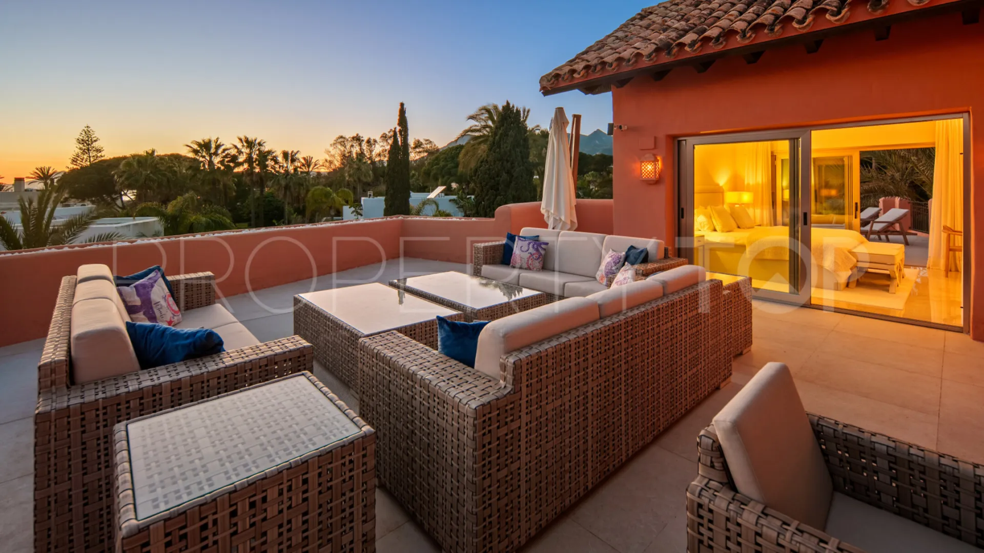 For sale duplex penthouse in Marbella East with 3 bedrooms