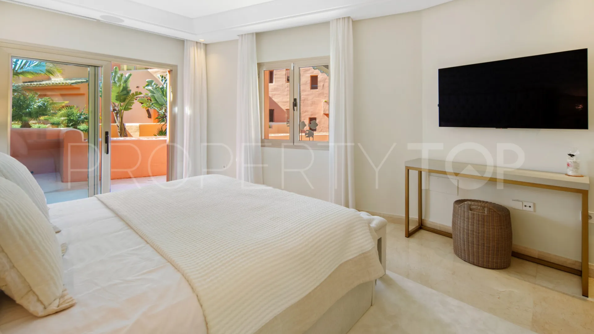 For sale duplex penthouse in Marbella East with 3 bedrooms