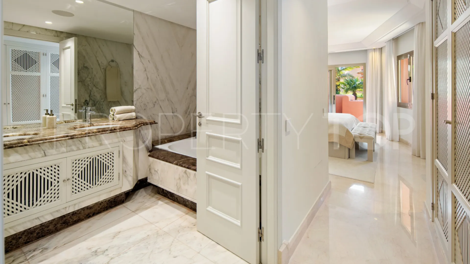 For sale duplex penthouse in Marbella East with 3 bedrooms