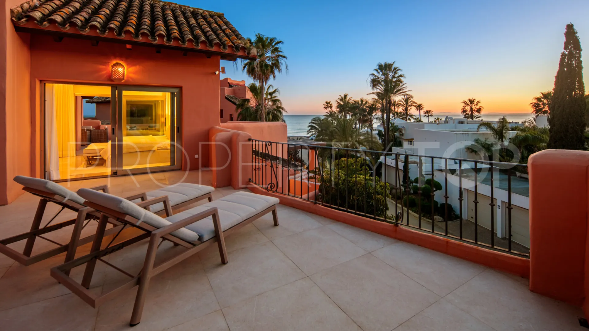 For sale duplex penthouse in Marbella East with 3 bedrooms