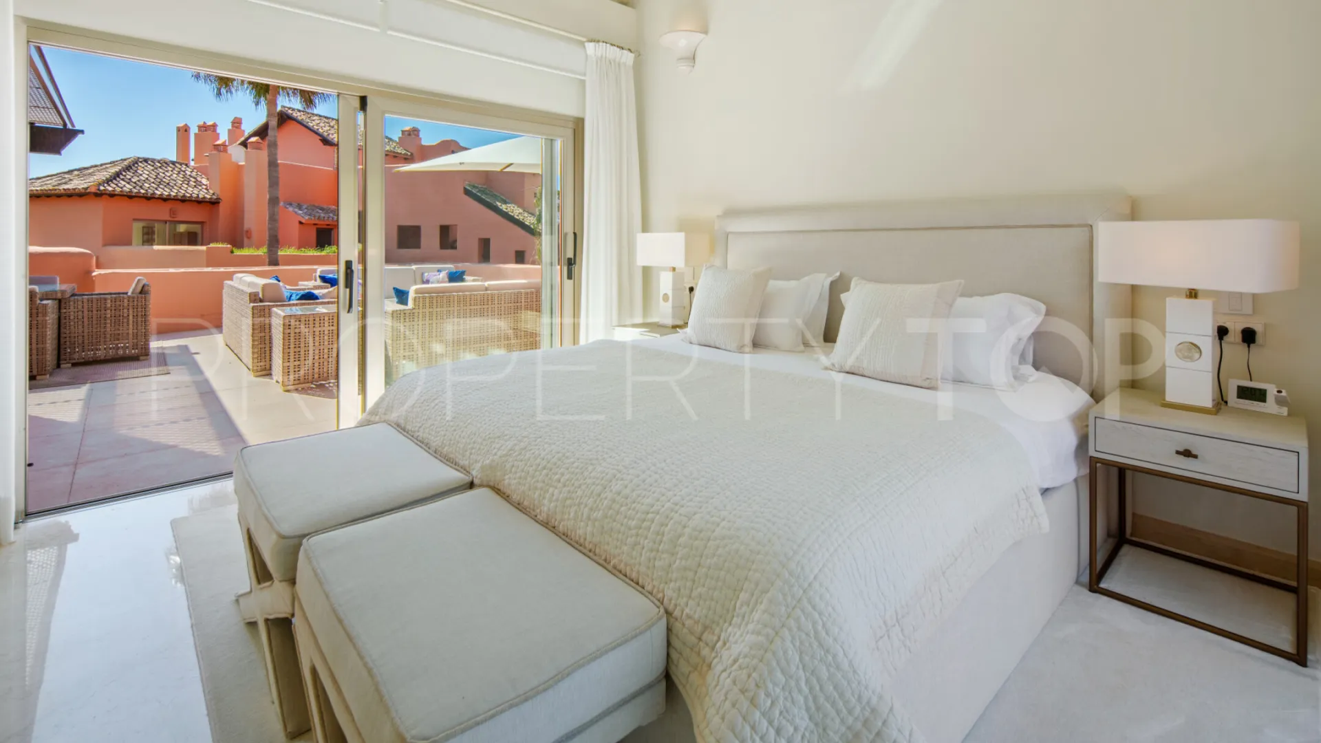 For sale duplex penthouse in Marbella East with 3 bedrooms