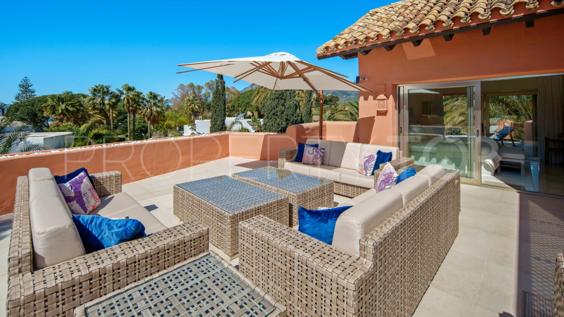 For sale duplex penthouse in Marbella East with 3 bedrooms