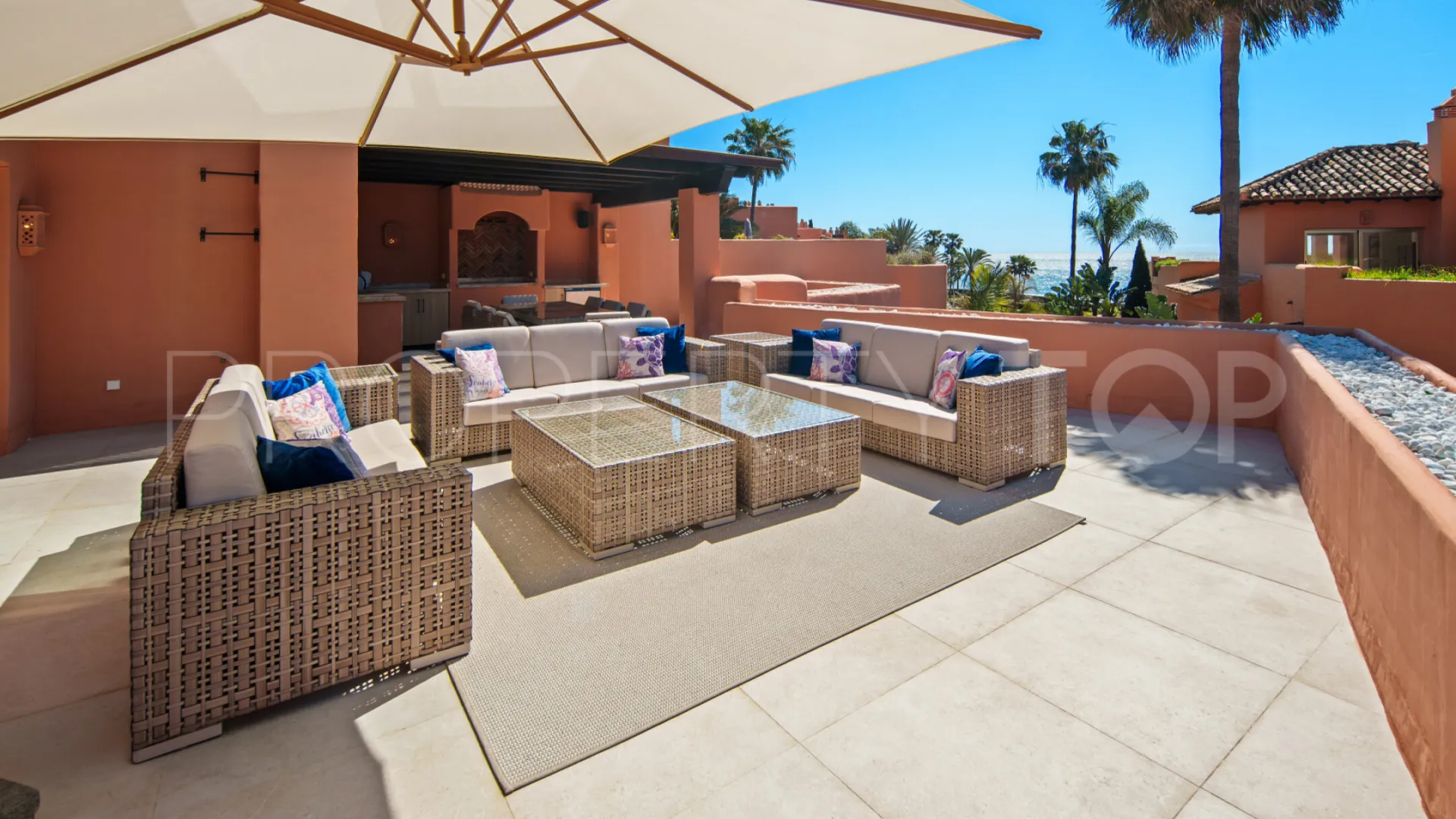 For sale duplex penthouse in Marbella East with 3 bedrooms