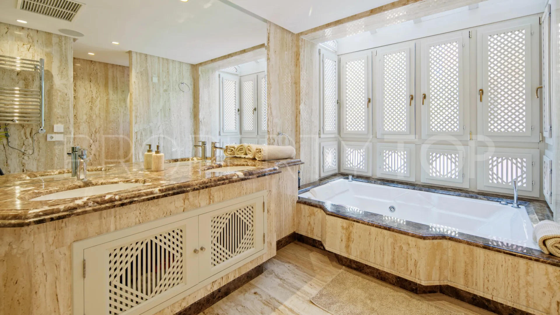 For sale duplex penthouse in Marbella East with 3 bedrooms