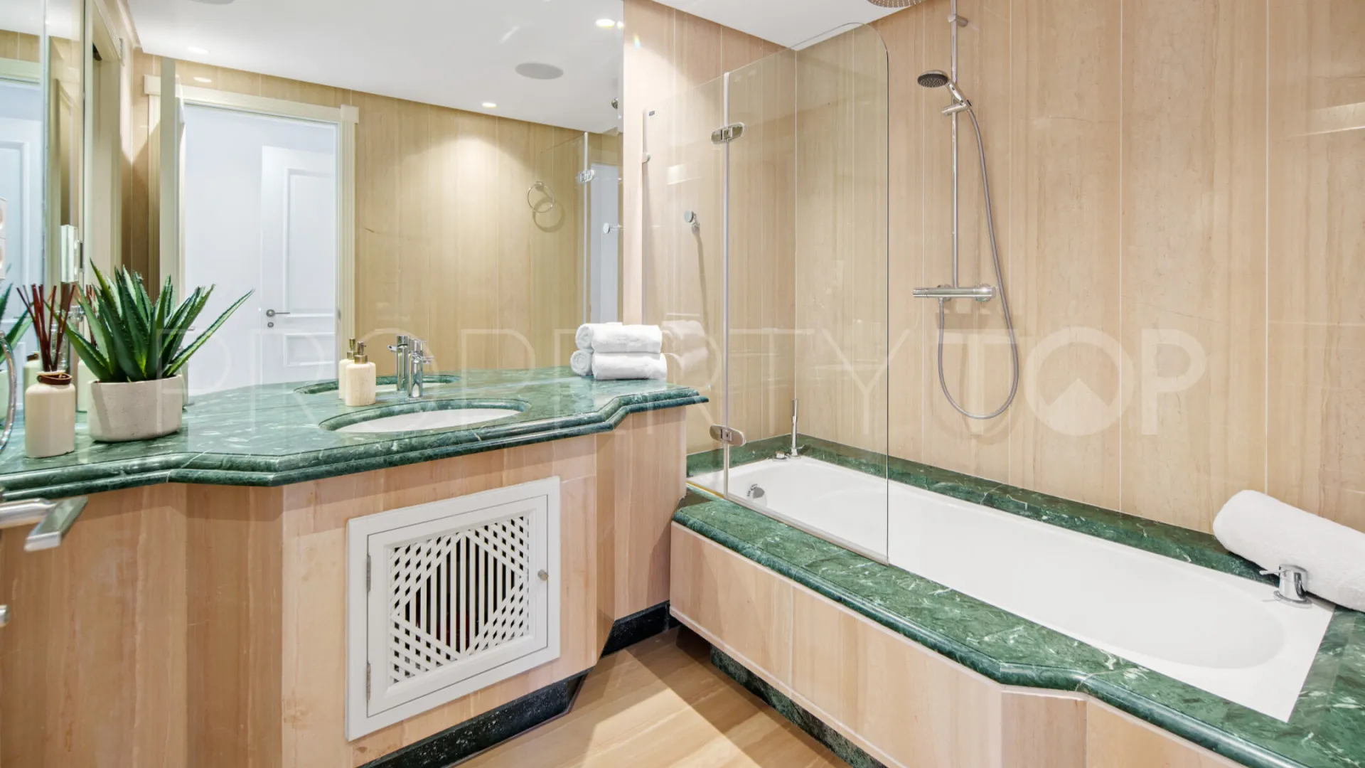 For sale duplex penthouse in Marbella East with 3 bedrooms