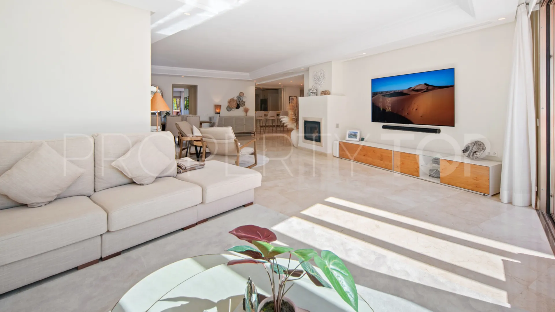 For sale duplex penthouse in Marbella East with 3 bedrooms