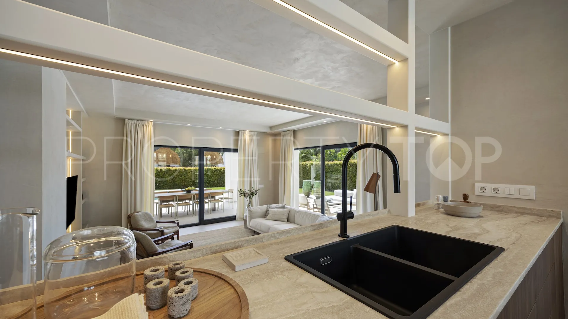 Buy 4 bedrooms villa in La Alqueria